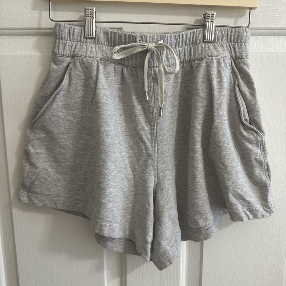 Light heathered grey, Mellow In High-Rise shorts, 4.5 in. — Lululemon — size 6
